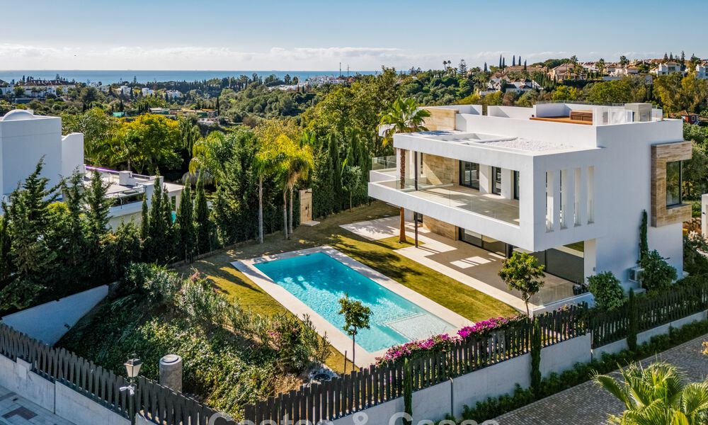 Sophisticated luxury villa for sale in an exclusive gated community on Marbella’s prestigious Golden Mile 775568