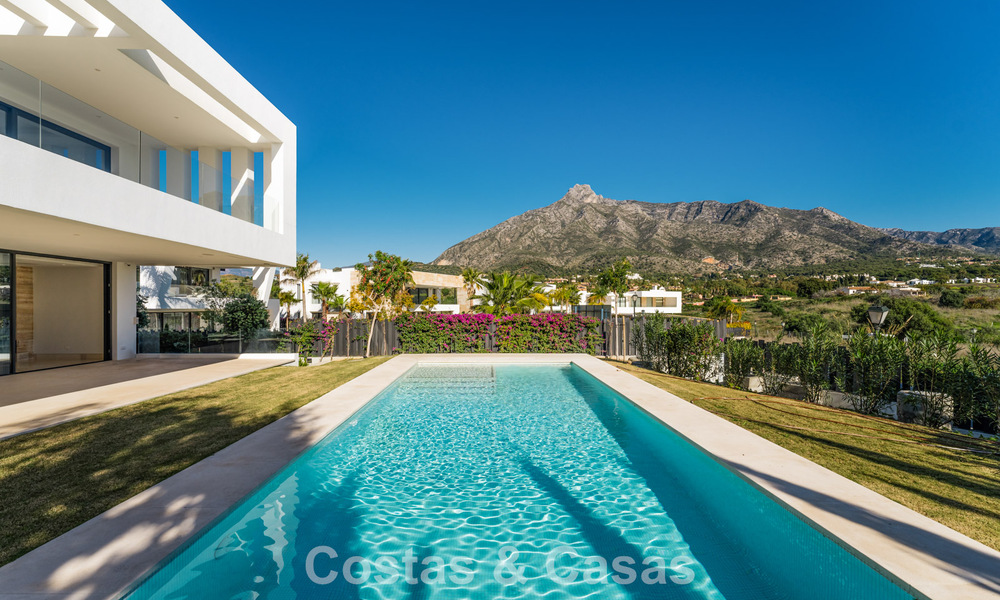 Sophisticated luxury villa for sale in an exclusive gated community on Marbella’s prestigious Golden Mile 775570