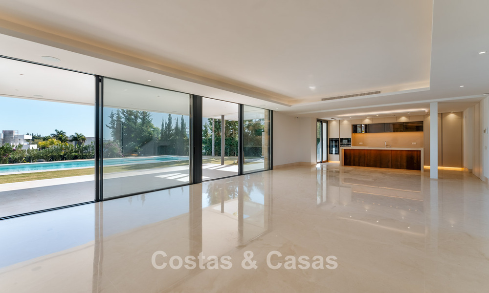 Sophisticated luxury villa for sale in an exclusive gated community on Marbella’s prestigious Golden Mile 775571