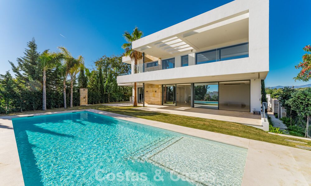 Sophisticated luxury villa for sale in an exclusive gated community on Marbella’s prestigious Golden Mile 775572