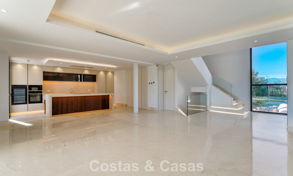 Sophisticated luxury villa for sale in an exclusive gated community on Marbella’s prestigious Golden Mile 775573