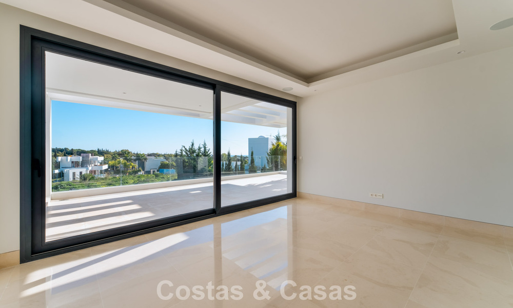 Sophisticated luxury villa for sale in an exclusive gated community on Marbella’s prestigious Golden Mile 775574