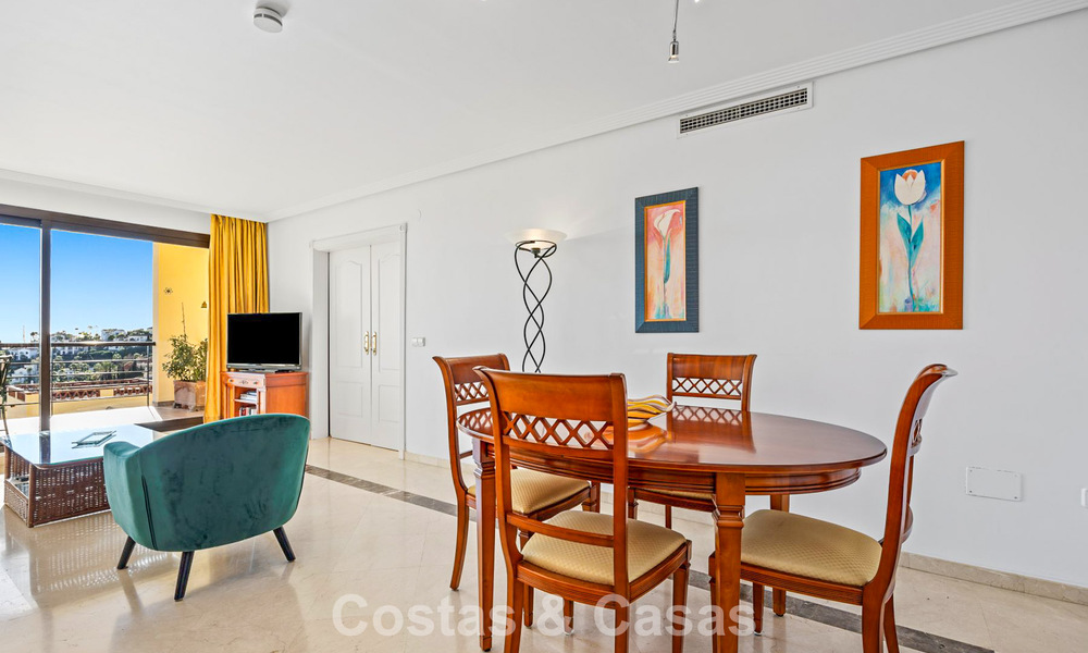 Move-in ready, spacious 3-bedroom apartment for sale surrounded by golf courses in Benahavis - Marbella 775708