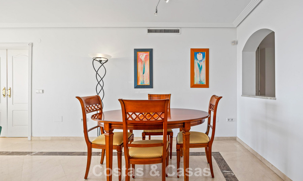 Move-in ready, spacious 3-bedroom apartment for sale surrounded by golf courses in Benahavis - Marbella 775709
