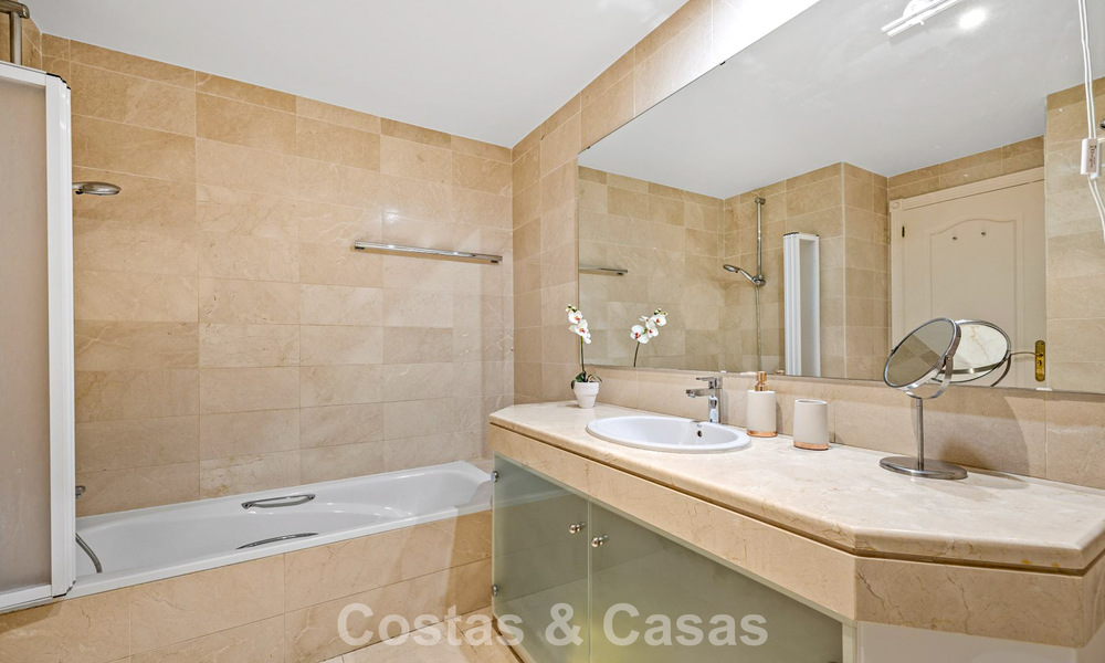 Move-in ready, spacious 3-bedroom apartment for sale surrounded by golf courses in Benahavis - Marbella 775716