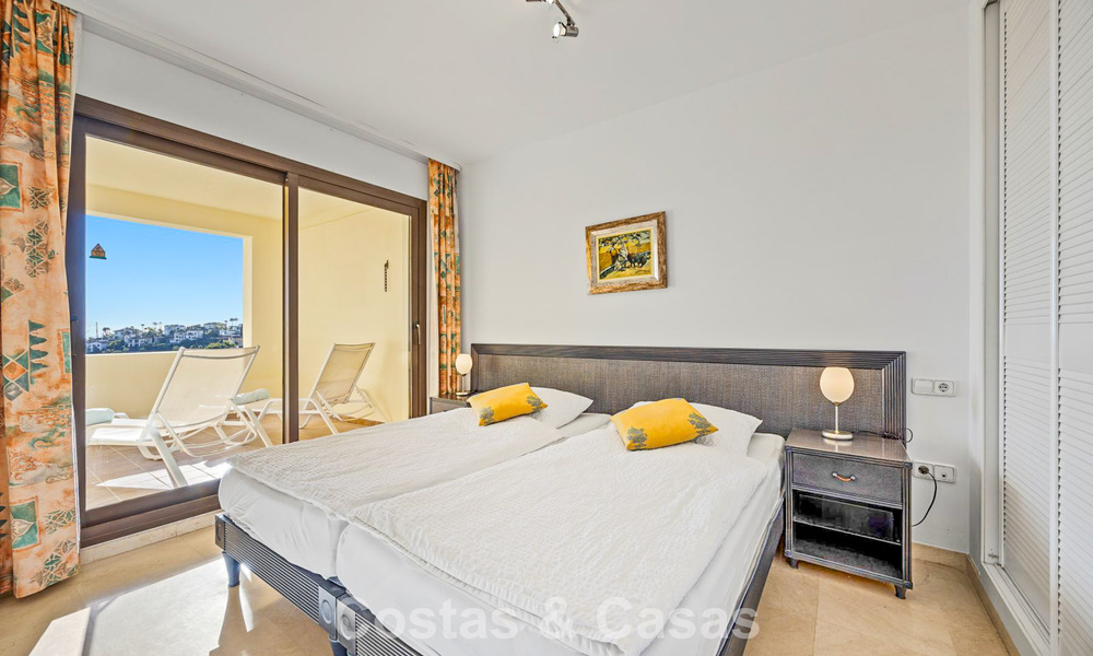 Move-in ready, spacious 3-bedroom apartment for sale surrounded by golf courses in Benahavis - Marbella 775717