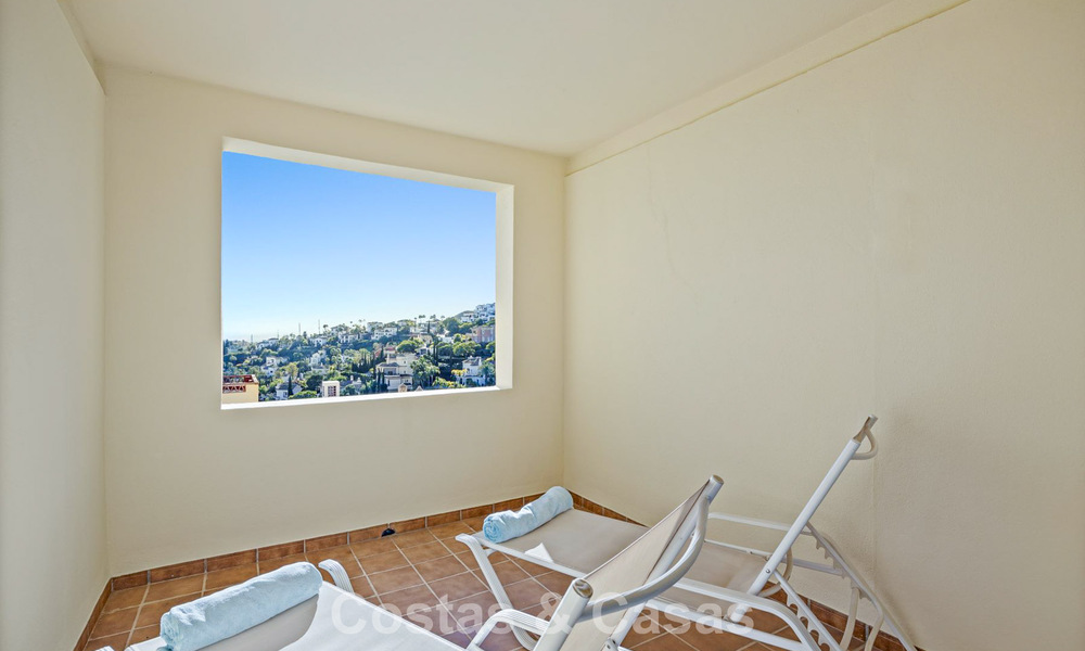Move-in ready, spacious 3-bedroom apartment for sale surrounded by golf courses in Benahavis - Marbella 775721