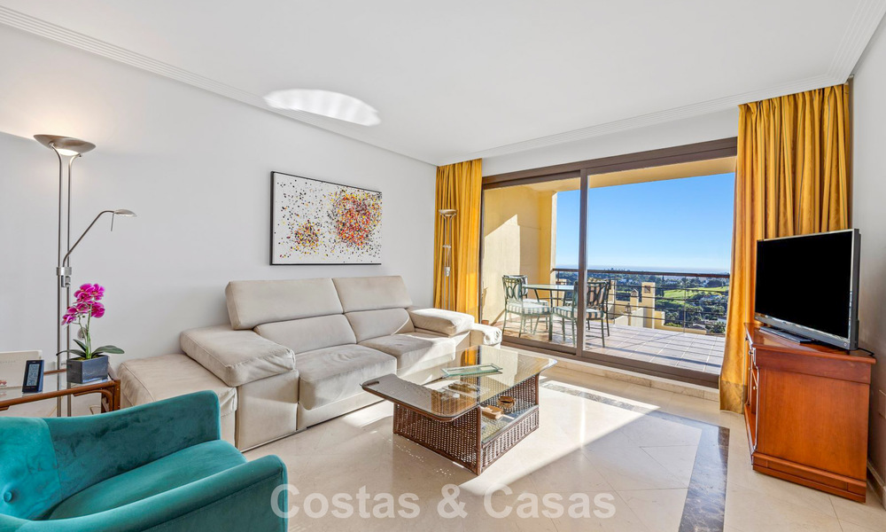 Move-in ready, spacious 3-bedroom apartment for sale surrounded by golf courses in Benahavis - Marbella 775722