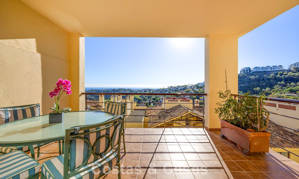 Move-in ready, spacious 3-bedroom apartment for sale surrounded by golf courses in Benahavis - Marbella 775727