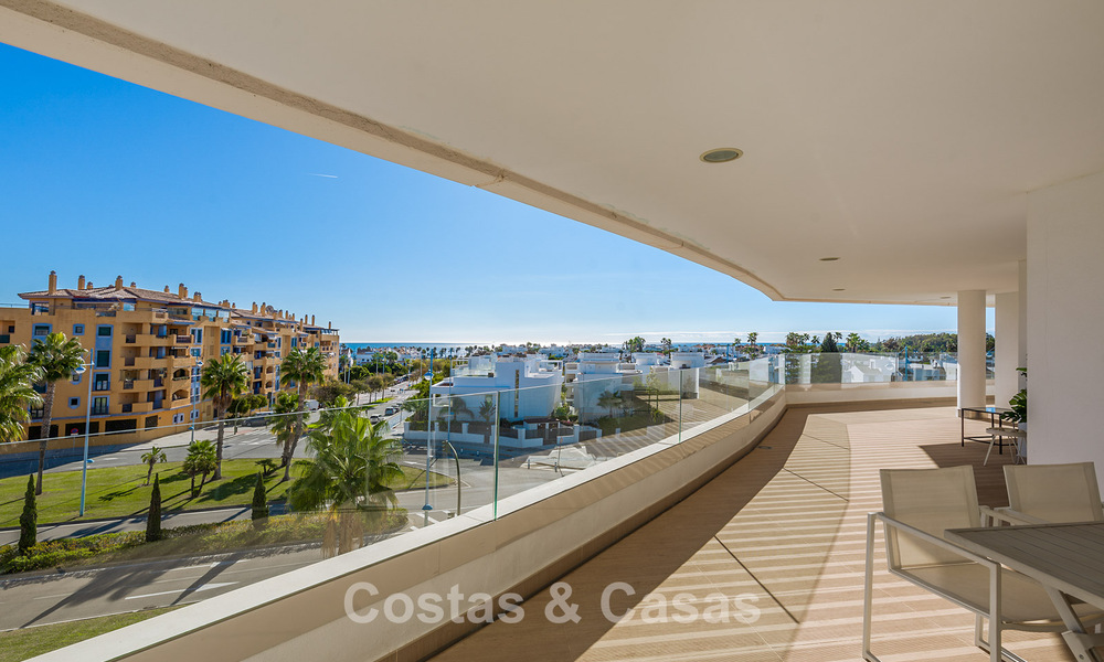 Beachside, contemporary penthouse with large solarium for sale in a modern complex in San Pedro, Marbella 775792