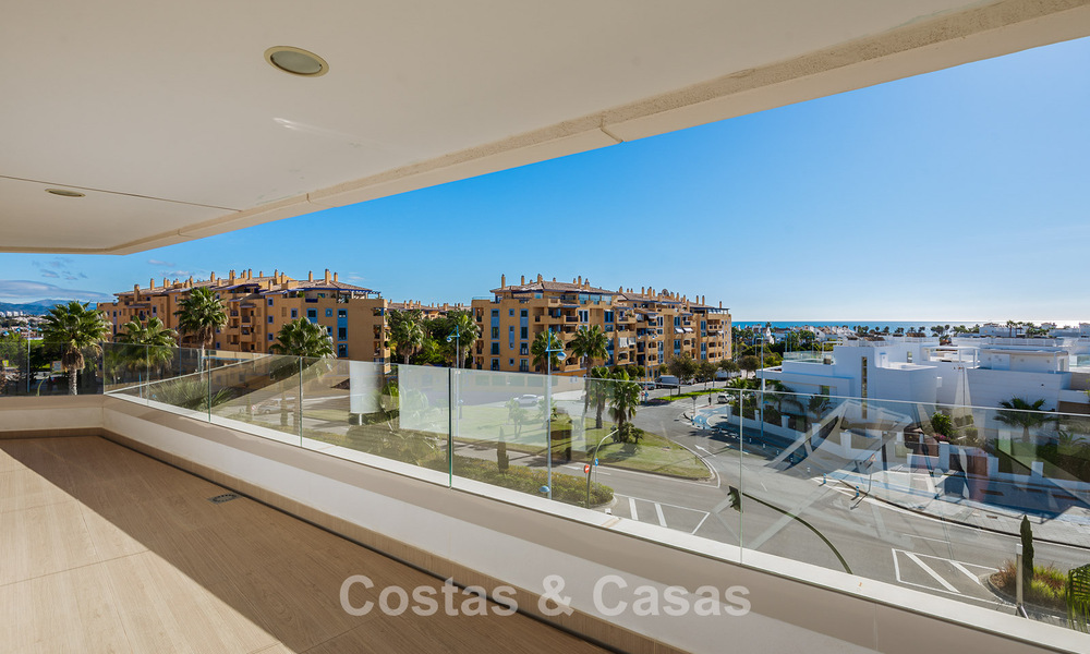 Beachside, contemporary penthouse with large solarium for sale in a modern complex in San Pedro, Marbella 775797