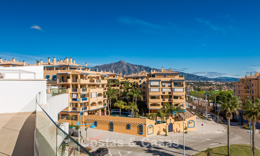 Beachside, contemporary penthouse with large solarium for sale in a modern complex in San Pedro, Marbella 775812