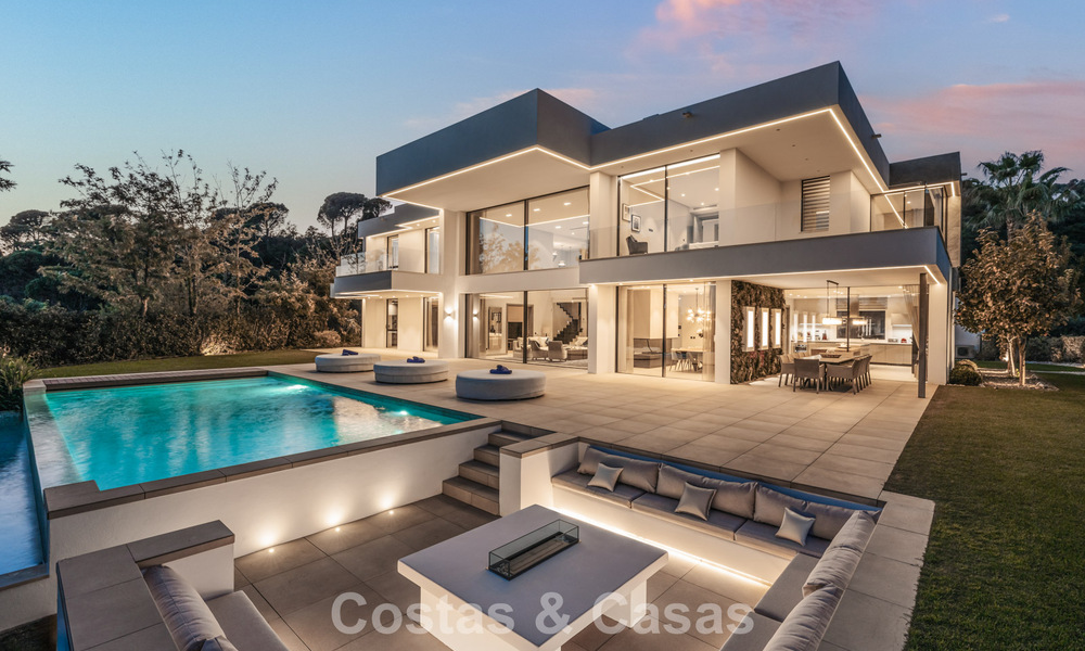 Modernist luxury villa with sea views for sale in the exclusive and secure area of El Madroñal, Marbella - Benahavis 775928