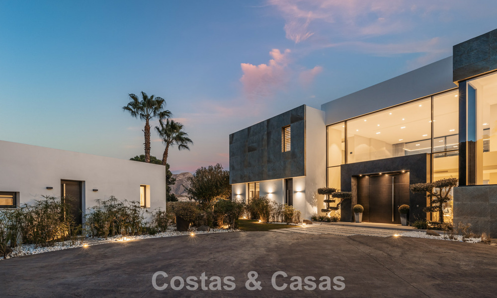 Modernist luxury villa with sea views for sale in the exclusive and secure area of El Madroñal, Marbella - Benahavis 775929