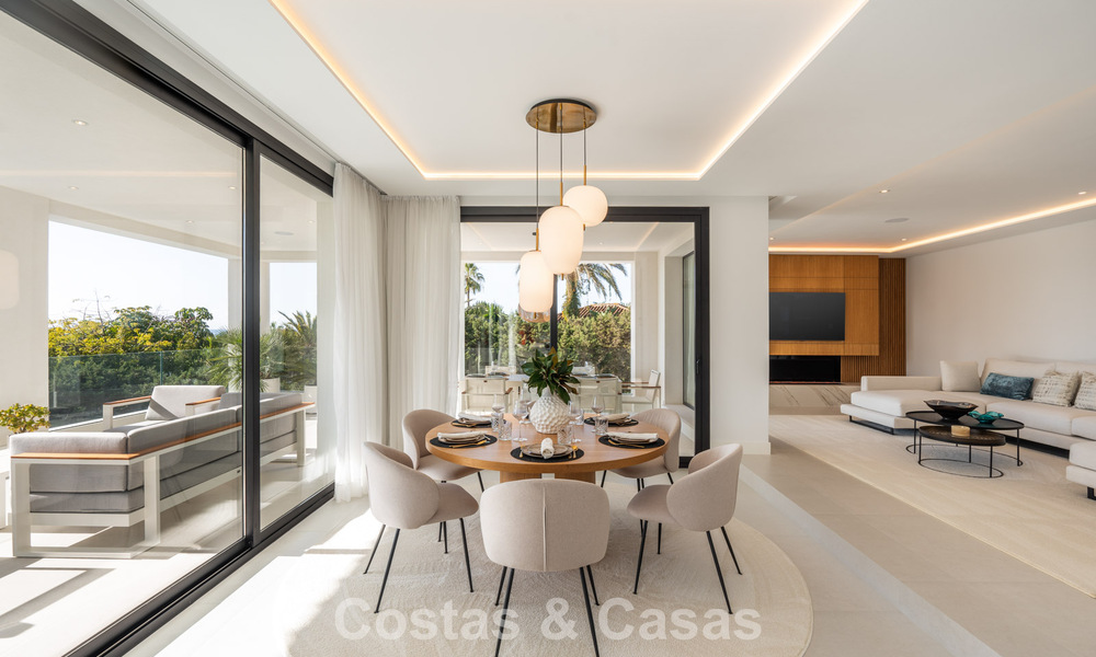 Luxuriously renovated villa for sale just a stone's throw from the beach in East Marbella 776381