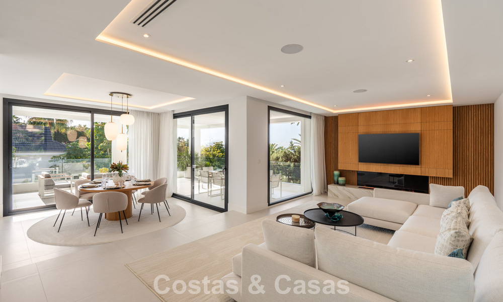 Luxuriously renovated villa for sale just a stone's throw from the beach in East Marbella 776382