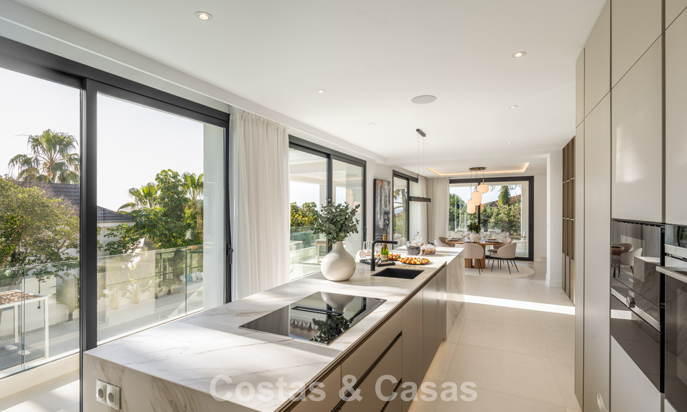 Luxuriously renovated villa for sale just a stone's throw from the beach in East Marbella 776385