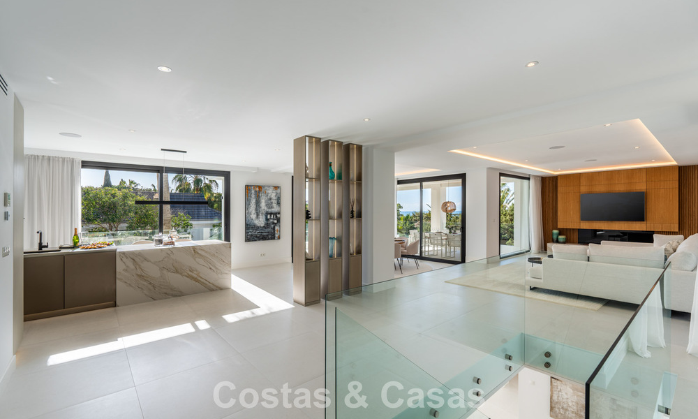 Luxuriously renovated villa for sale just a stone's throw from the beach in East Marbella 776386