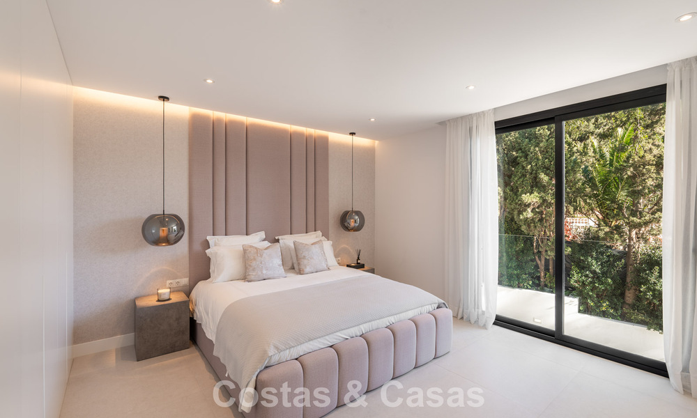 Luxuriously renovated villa for sale just a stone's throw from the beach in East Marbella 776387