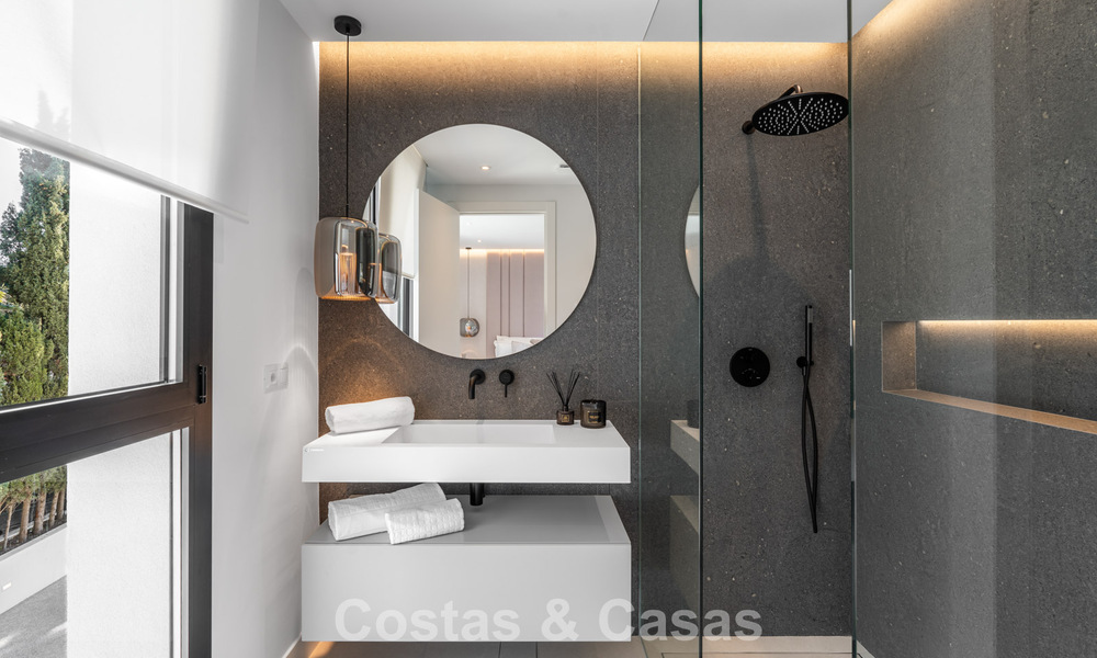 Luxuriously renovated villa for sale just a stone's throw from the beach in East Marbella 776388
