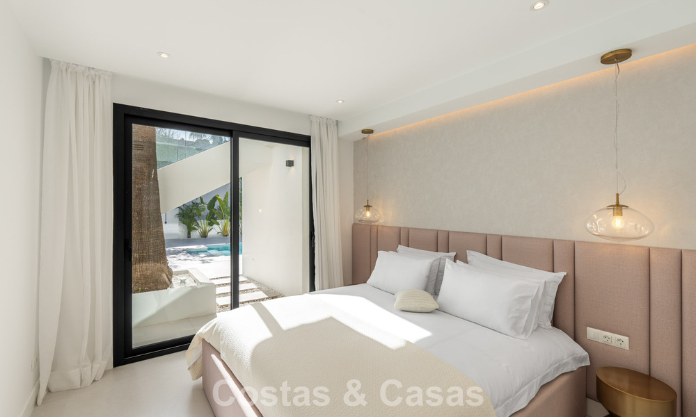 Luxuriously renovated villa for sale just a stone's throw from the beach in East Marbella 776393