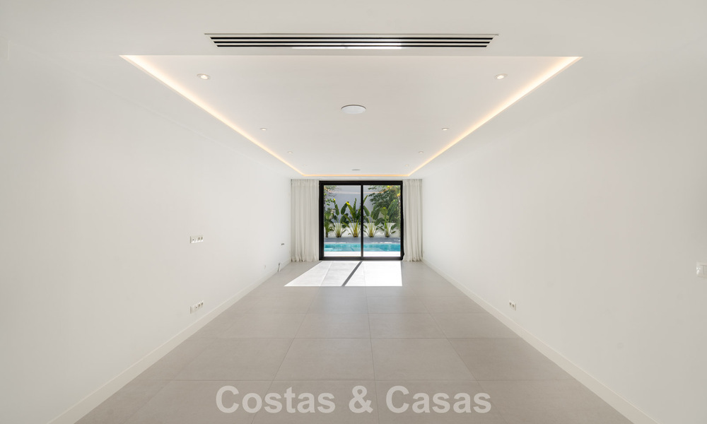 Luxuriously renovated villa for sale just a stone's throw from the beach in East Marbella 776394