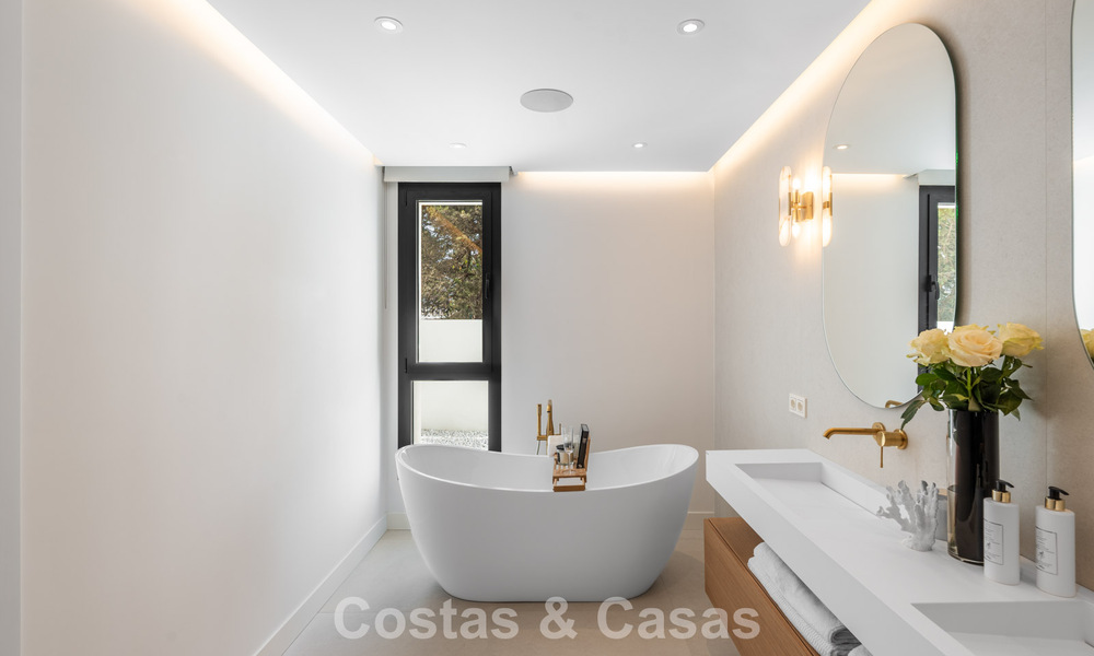 Luxuriously renovated villa for sale just a stone's throw from the beach in East Marbella 776399