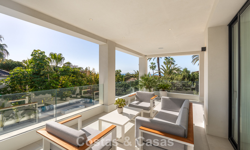 Luxuriously renovated villa for sale just a stone's throw from the beach in East Marbella 776401