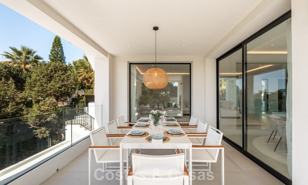 Luxuriously renovated villa for sale just a stone's throw from the beach in East Marbella 776402