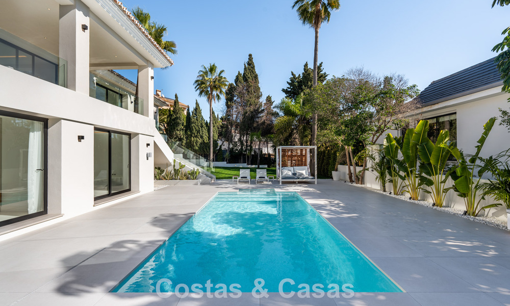 Luxuriously renovated villa for sale just a stone's throw from the beach in East Marbella 776403