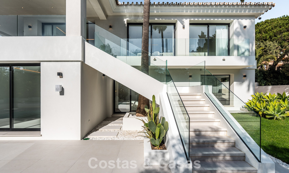 Luxuriously renovated villa for sale just a stone's throw from the beach in East Marbella 776406