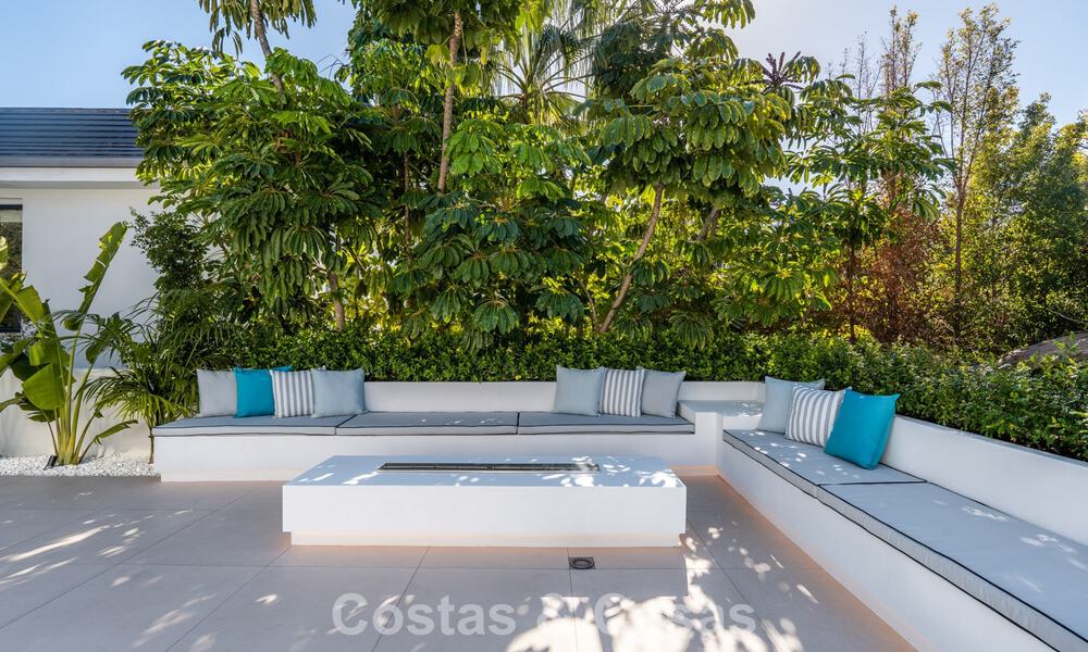 Luxuriously renovated villa for sale just a stone's throw from the beach in East Marbella 776408