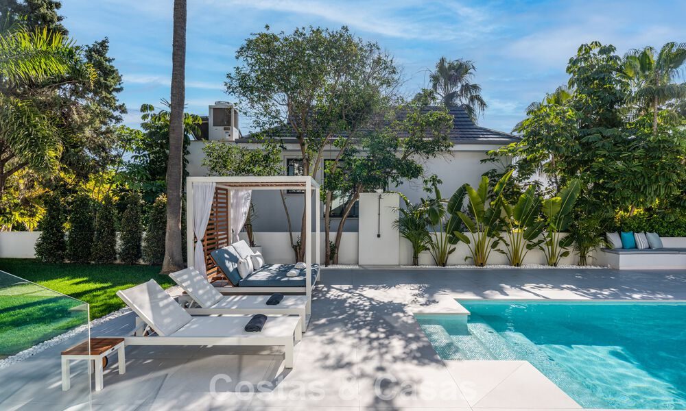 Luxuriously renovated villa for sale just a stone's throw from the beach in East Marbella 776409