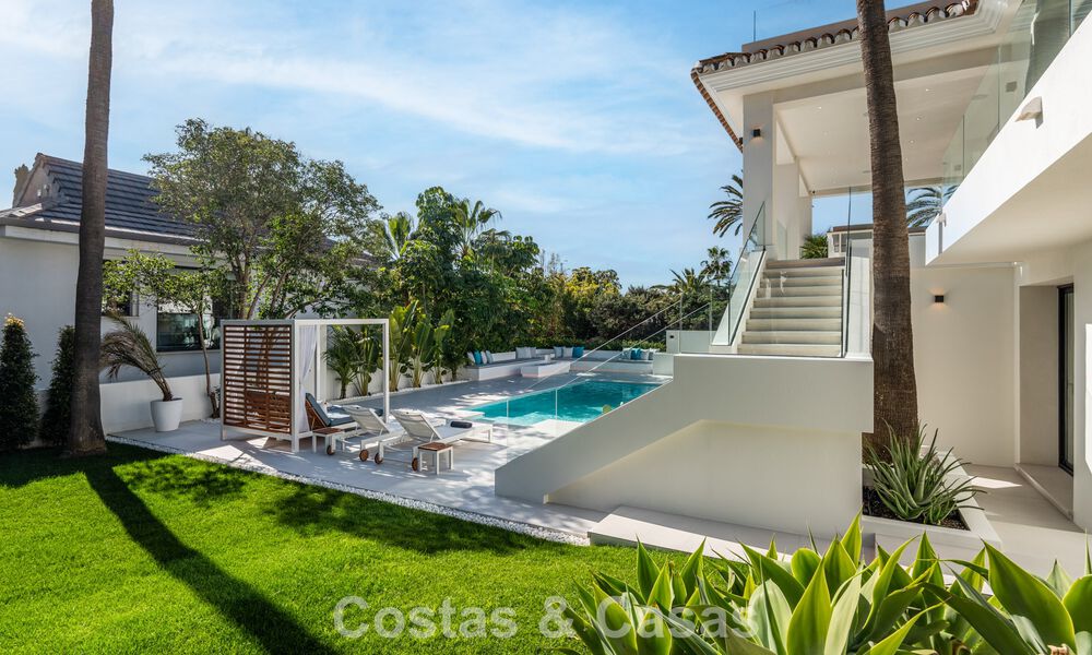 Luxuriously renovated villa for sale just a stone's throw from the beach in East Marbella 776410