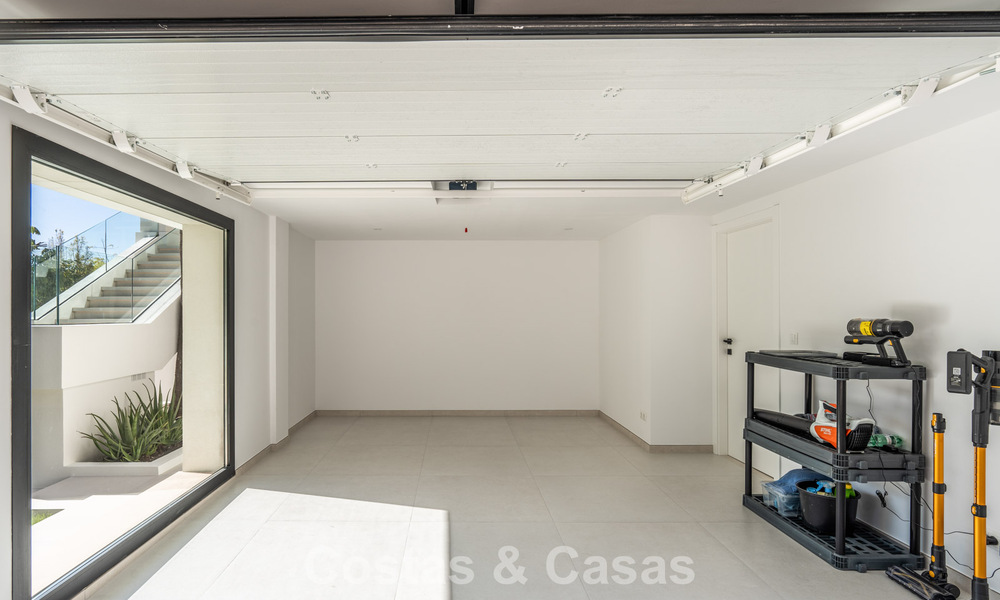 Luxuriously renovated villa for sale just a stone's throw from the beach in East Marbella 776412