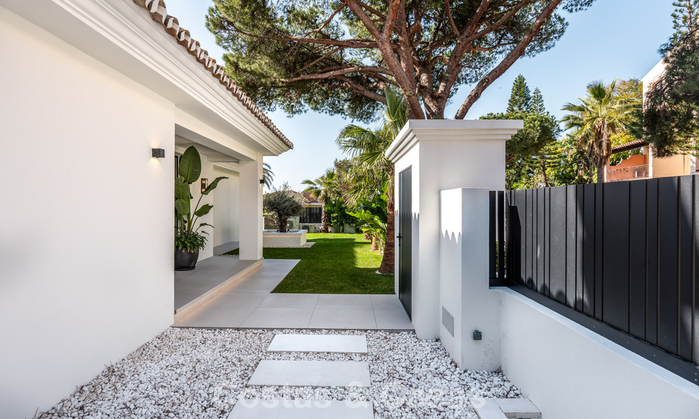 Luxuriously renovated villa for sale just a stone's throw from the beach in East Marbella 776413