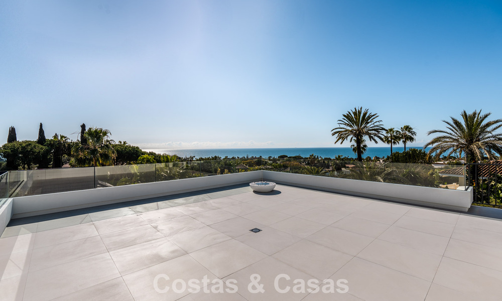 Luxuriously renovated villa for sale just a stone's throw from the beach in East Marbella 776415