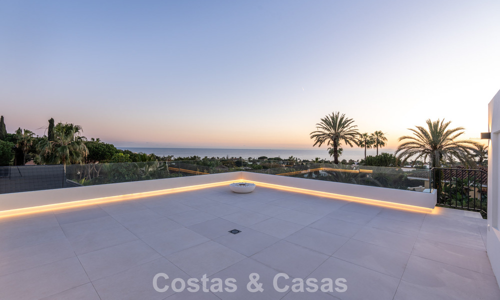 Luxuriously renovated villa for sale just a stone's throw from the beach in East Marbella 776418