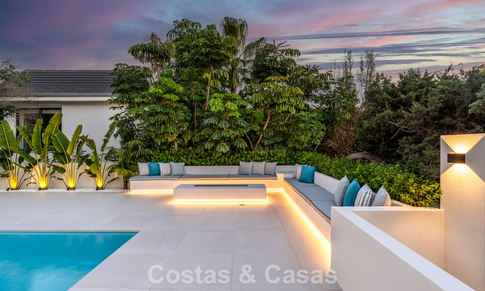 Luxuriously renovated villa for sale just a stone's throw from the beach in East Marbella 776419