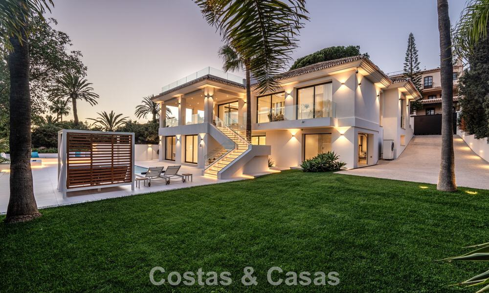 Luxuriously renovated villa for sale just a stone's throw from the beach in East Marbella 776422