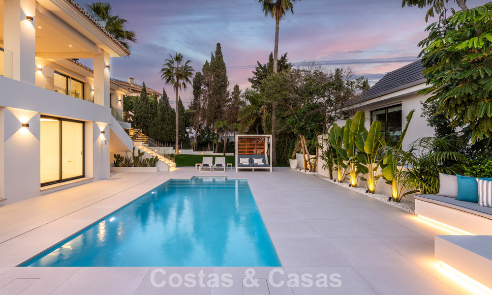 Luxuriously renovated villa for sale just a stone's throw from the beach in East Marbella 776423