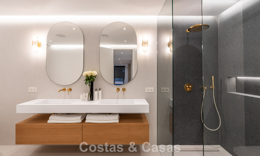 Luxuriously renovated villa for sale just a stone's throw from the beach in East Marbella 776425