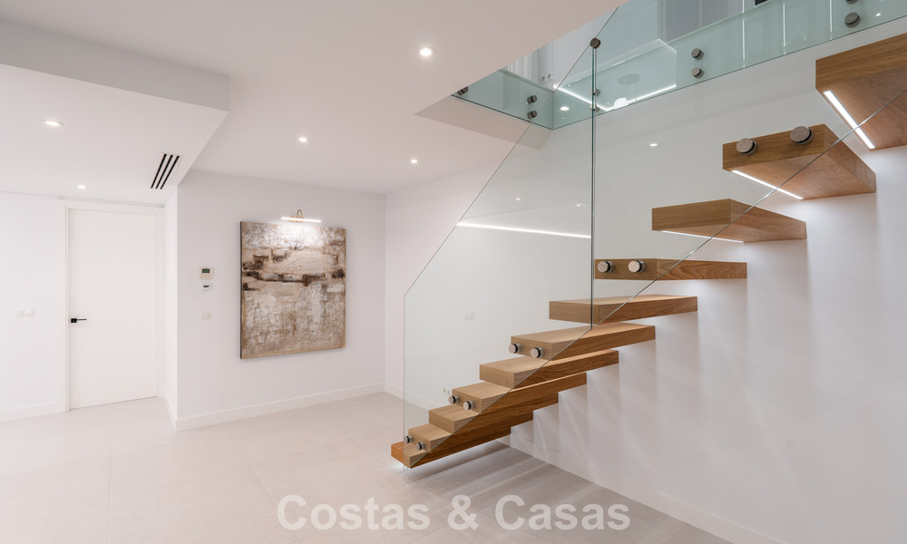 Luxuriously renovated villa for sale just a stone's throw from the beach in East Marbella 776426