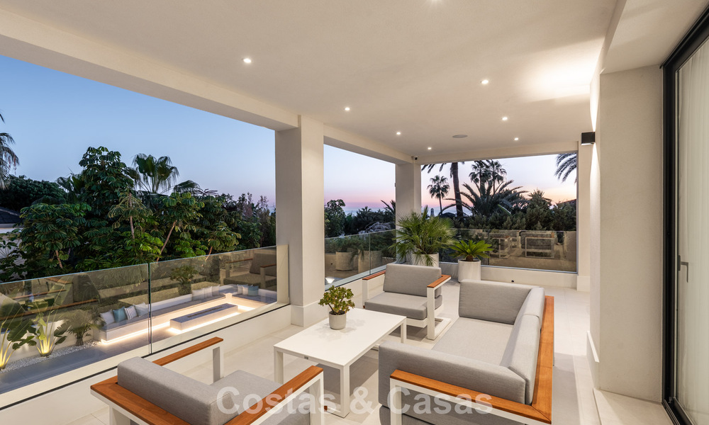 Luxuriously renovated villa for sale just a stone's throw from the beach in East Marbella 776431