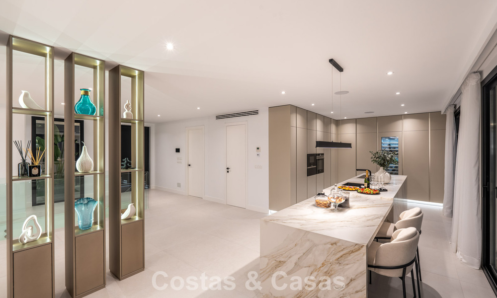 Luxuriously renovated villa for sale just a stone's throw from the beach in East Marbella 776432