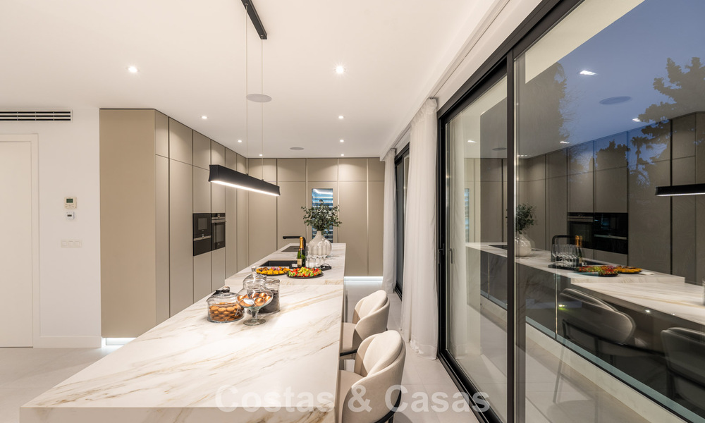 Luxuriously renovated villa for sale just a stone's throw from the beach in East Marbella 776433