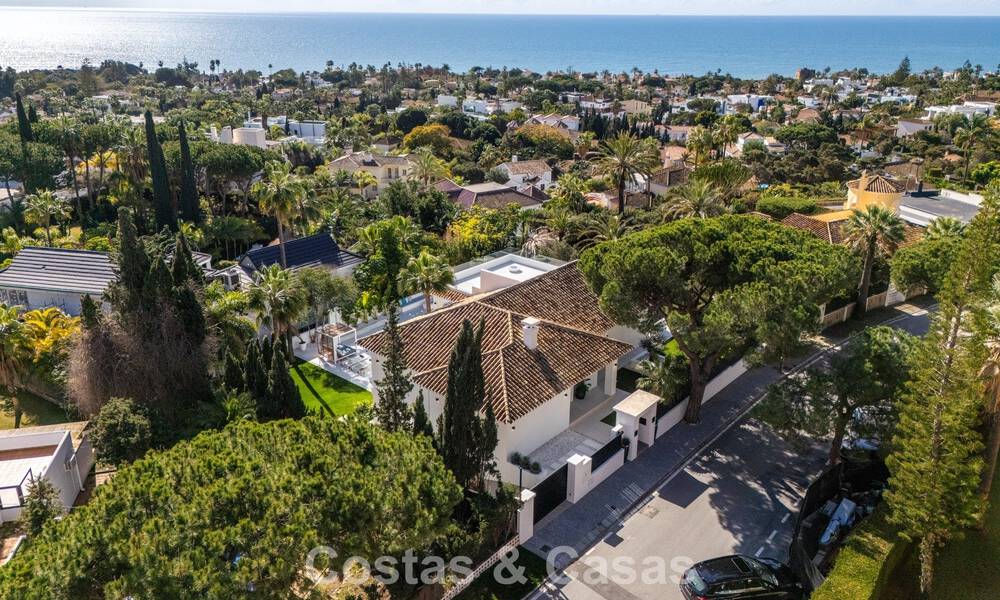 Luxuriously renovated villa for sale just a stone's throw from the beach in East Marbella 776437