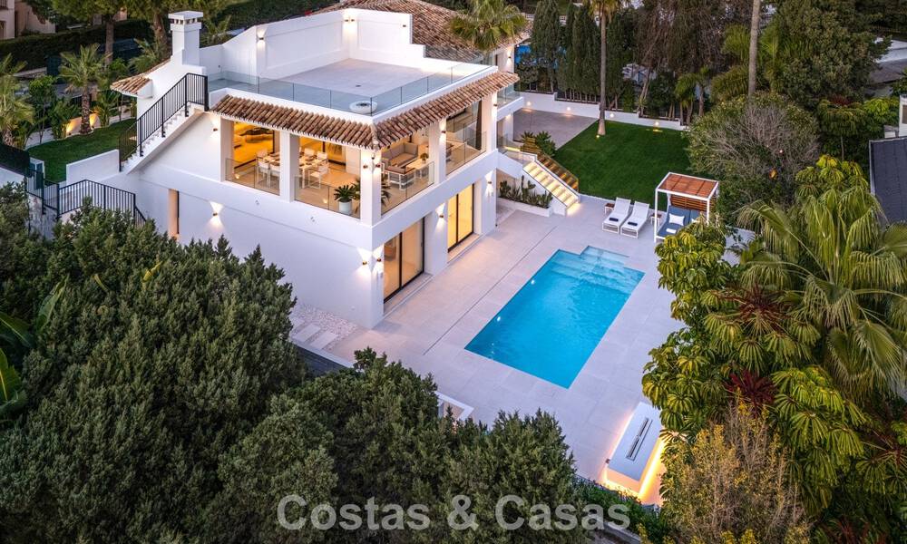 Luxuriously renovated villa for sale just a stone's throw from the beach in East Marbella 776443
