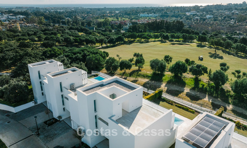 Semi-detached house for sale, frontline golf, in a gated community of Sotogrande, Costa del Sol 775997