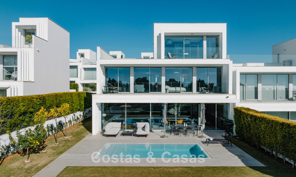 Semi-detached house for sale, frontline golf, in a gated community of Sotogrande, Costa del Sol 775998
